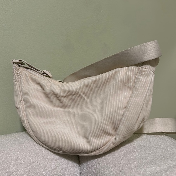 Uniqlo Handbags - Uniqlo crossbody bag in cream